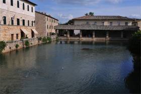 Bagno Vignoni, das mittelalterliche Thermalbecken auf dem Marktplatz