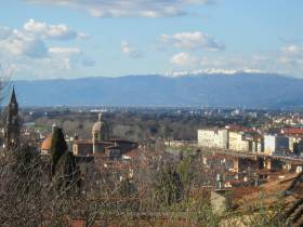 Florenz - Blick auf Santo Spirito, mit dem schneebedeckten Appenin im Hintergrund