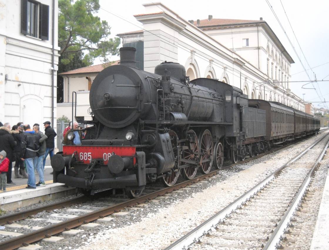 Dampflok FS 685 am Bahnhof von Perugia