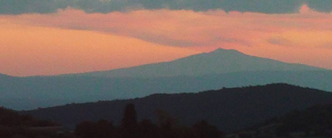 Blick von La Rogaia auf den Monte Amiata am Abend