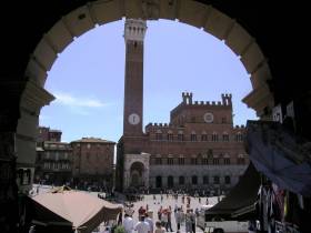 Der weltberühmte "Campo" von Siena, Schauplatz des historischen "Palio"-Pferderennens Photo: A. Malbon