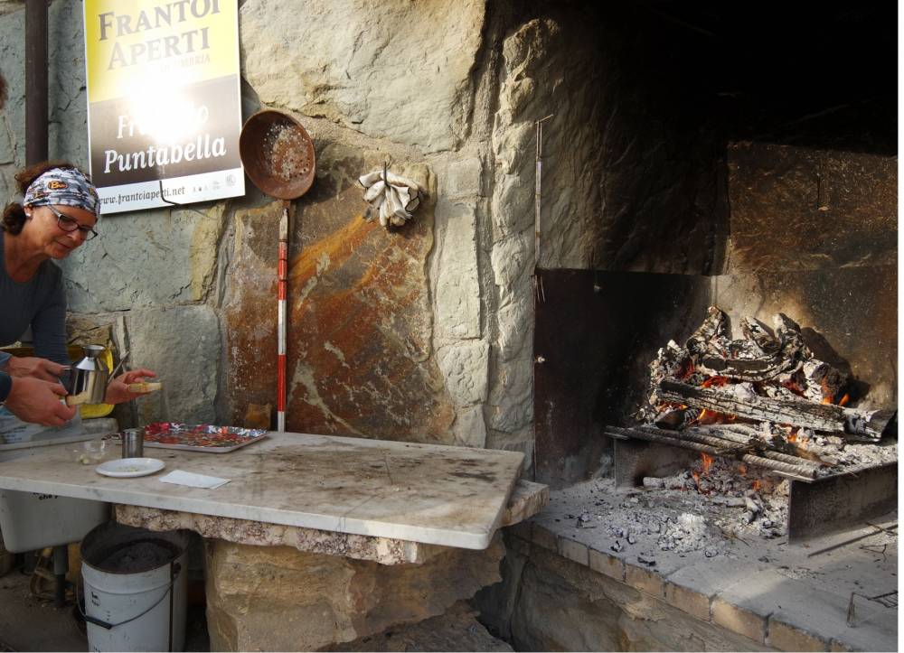 Frische Bruschette mit Olivenöl an der Ölmühle Puntabella, Tuoro. Photo: Werner Duchene