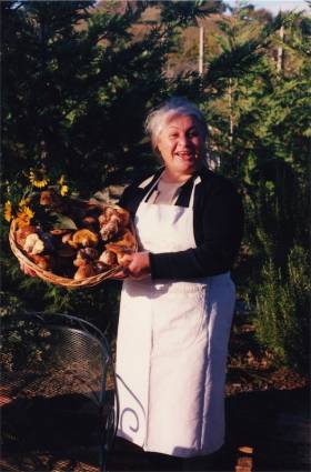 Kochkurse in La Rogaia bieten regionale, saisontypische Spezialitäten: im Herbst Waldpilze und Wild, im Frühjahr wilder Spargel und Wiesensalat.