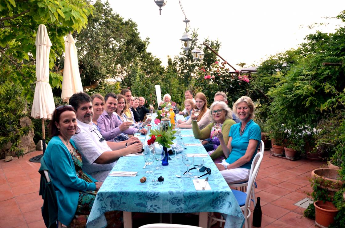 Gemeinsames Essen auf der großen Terrasse