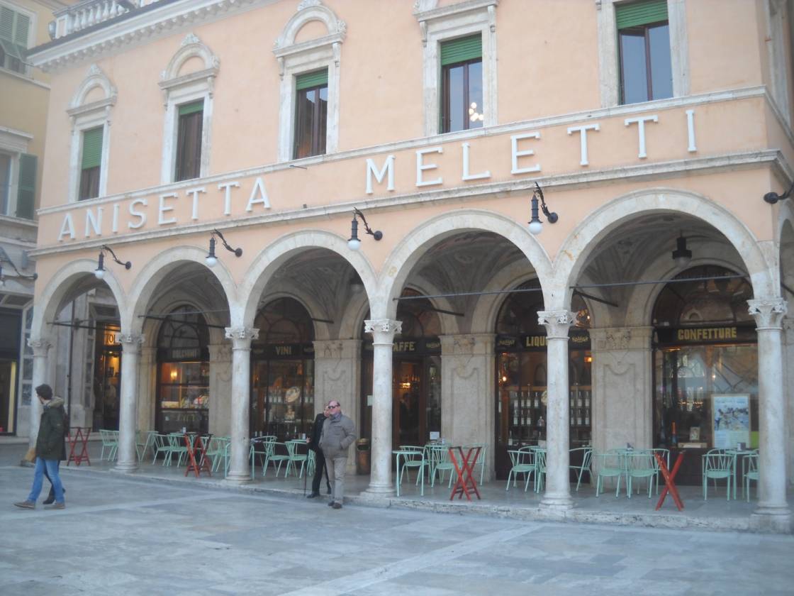 Am Marktplatz von Ascoli Piceno