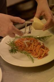 Frisch gehobelter Pecorino über die "Maccheroncini al Ragù Toscano della Nonna" ist ein Muss in der "Locanda al Pozzo Antico" in Cortona