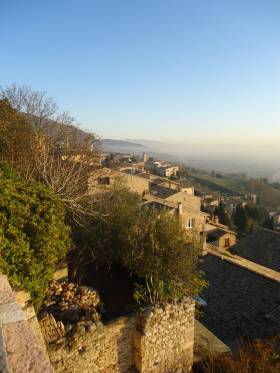 Assisi, an die Abhänge des Monte Subasio geschmiegt