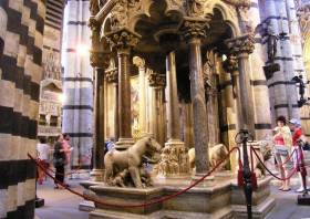 Die Kanzel von Niccolò Pisano im Dom von Siena, ein Meisterwerk der mittelalterlichen Bildhauerkunst. Photo: A. Malbon