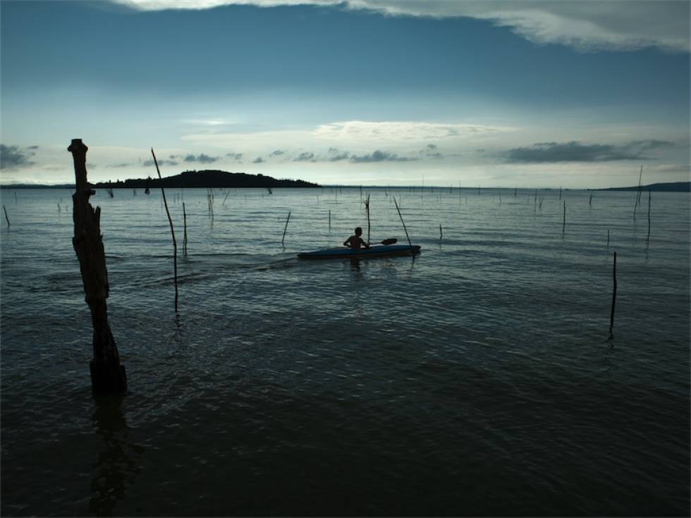 Kajakfahren auf dem Lago Trasimeno. Foto: J. Müller