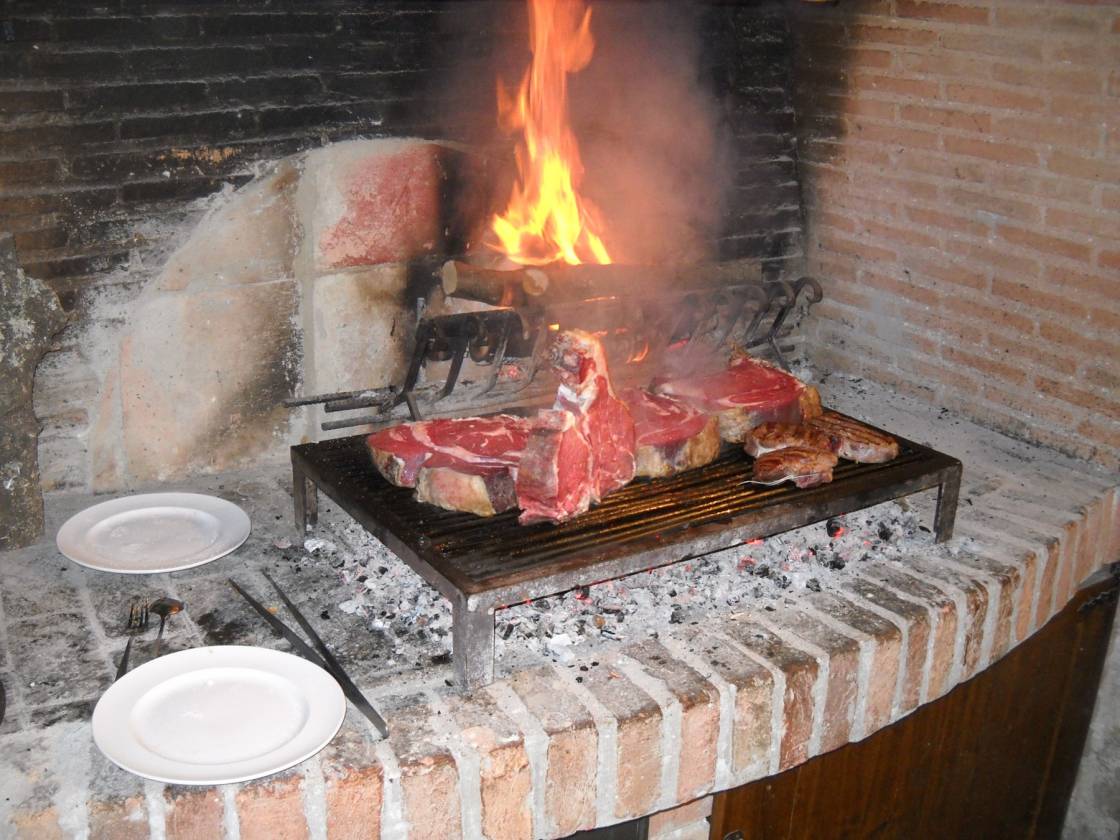Bistecche Fiorentine auf dem Grill bei "Locanda Amordivino" in Asciano