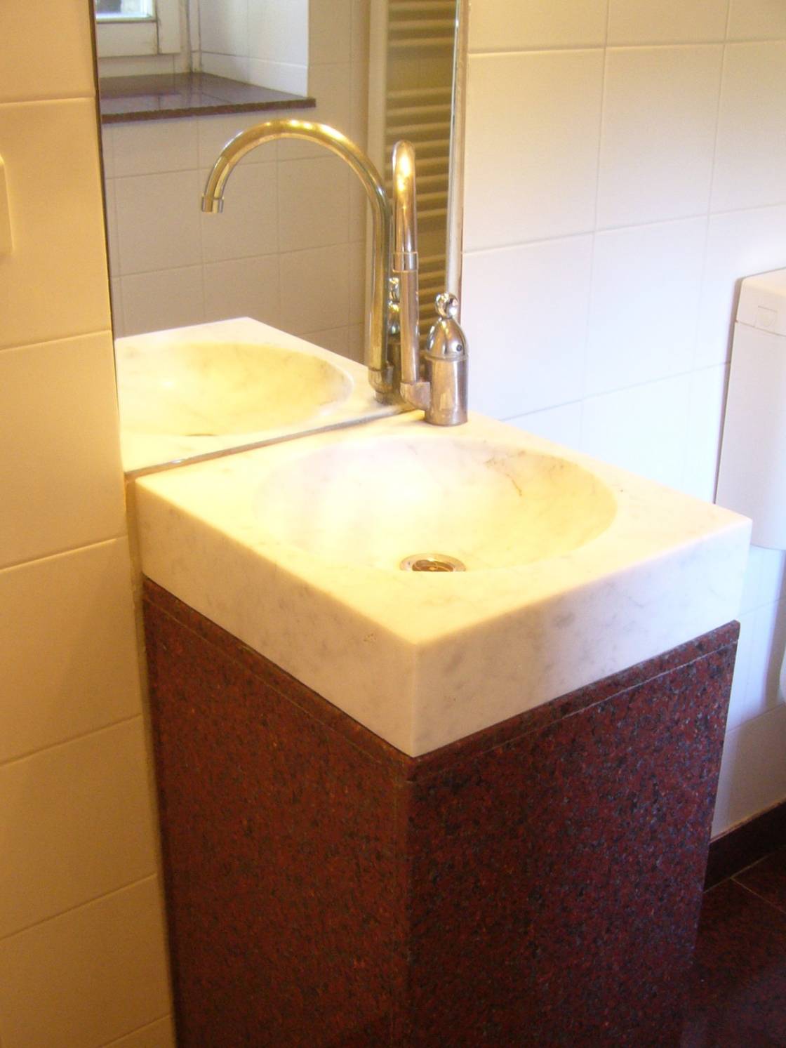 Badezimmer mit Waschbecken aus Carrara.Marmor