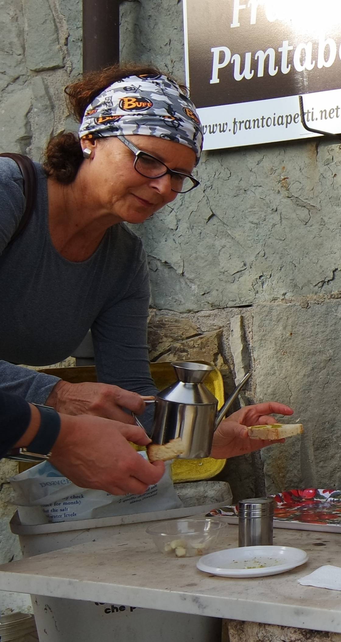 Frisches Öl wird direkt nach der Pressung in der Ölmühle auf geröstetes Brot geträufelt. Foto: Werner Duchene