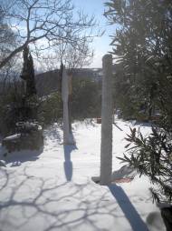 Skulpturen von Wolfgang Sandt im Schnee