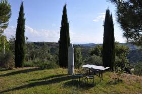 Gartensitzplatz in La Rogaia mit einer Skulptur von Wolfgang Sandt