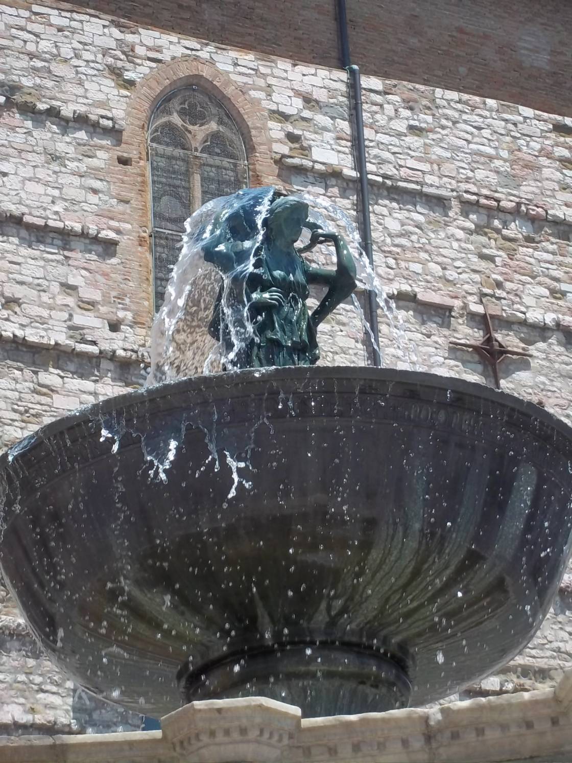 Pisano-Brunnen vor dem Dom in Perugia