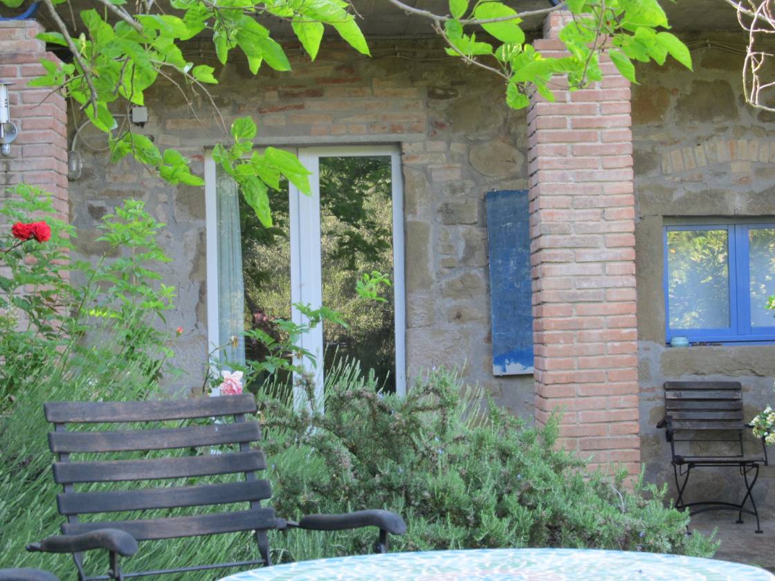 Der überdachte Eingang und Sitzplatz des Appartements I Cuccioli: Schatten auch an heißen Tagen