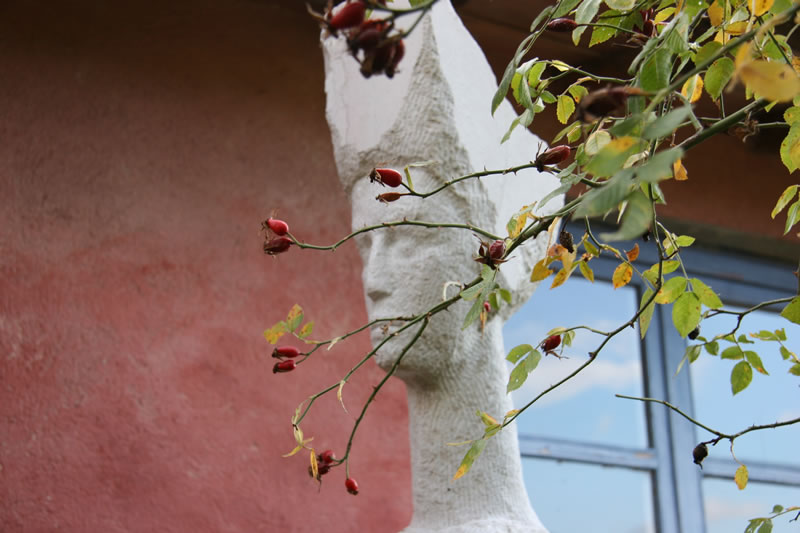 Skulptur am Eingang Il Peperino